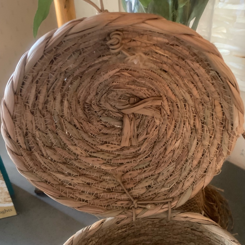 Home Accents, HANDWOVEN Bee hive inspired, Bee skep-shaped straw basket. - Picture 8 of 10